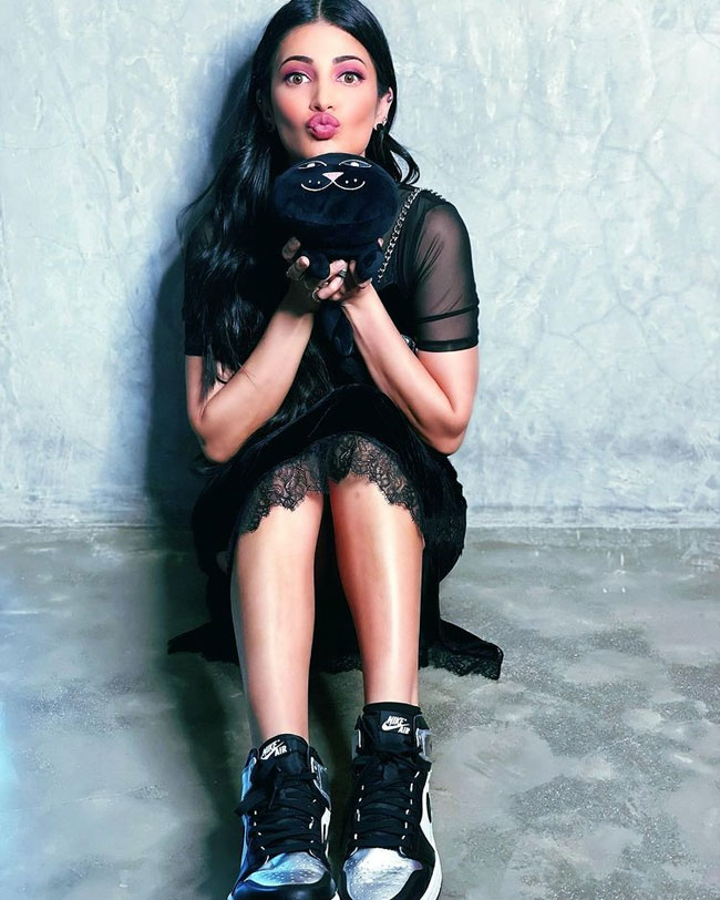 Gorgeous Shruti Haasan Instagram New Pics